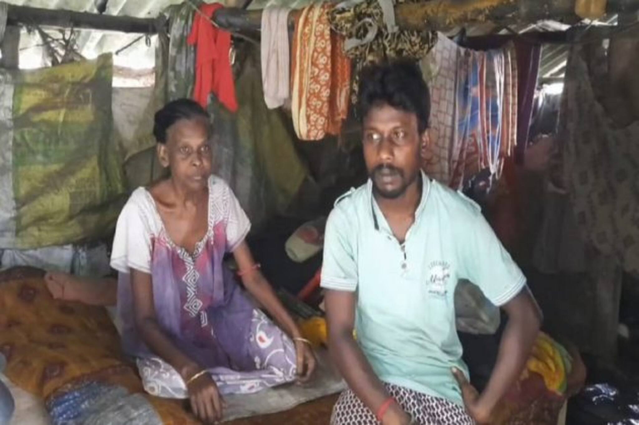 বৃষ্টি হলেই বাড়ি জলের তলায়, ঘরে ঢুকে পড়ে সাপ, মা-ছেলের জীবন ওষ্ঠাগত