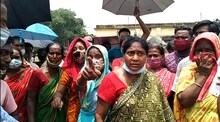 দীর্ঘ লাইনে দাঁড়িয়ে ভ্যাকসিন না মেলায় বিক্ষোভ বোলপুরে