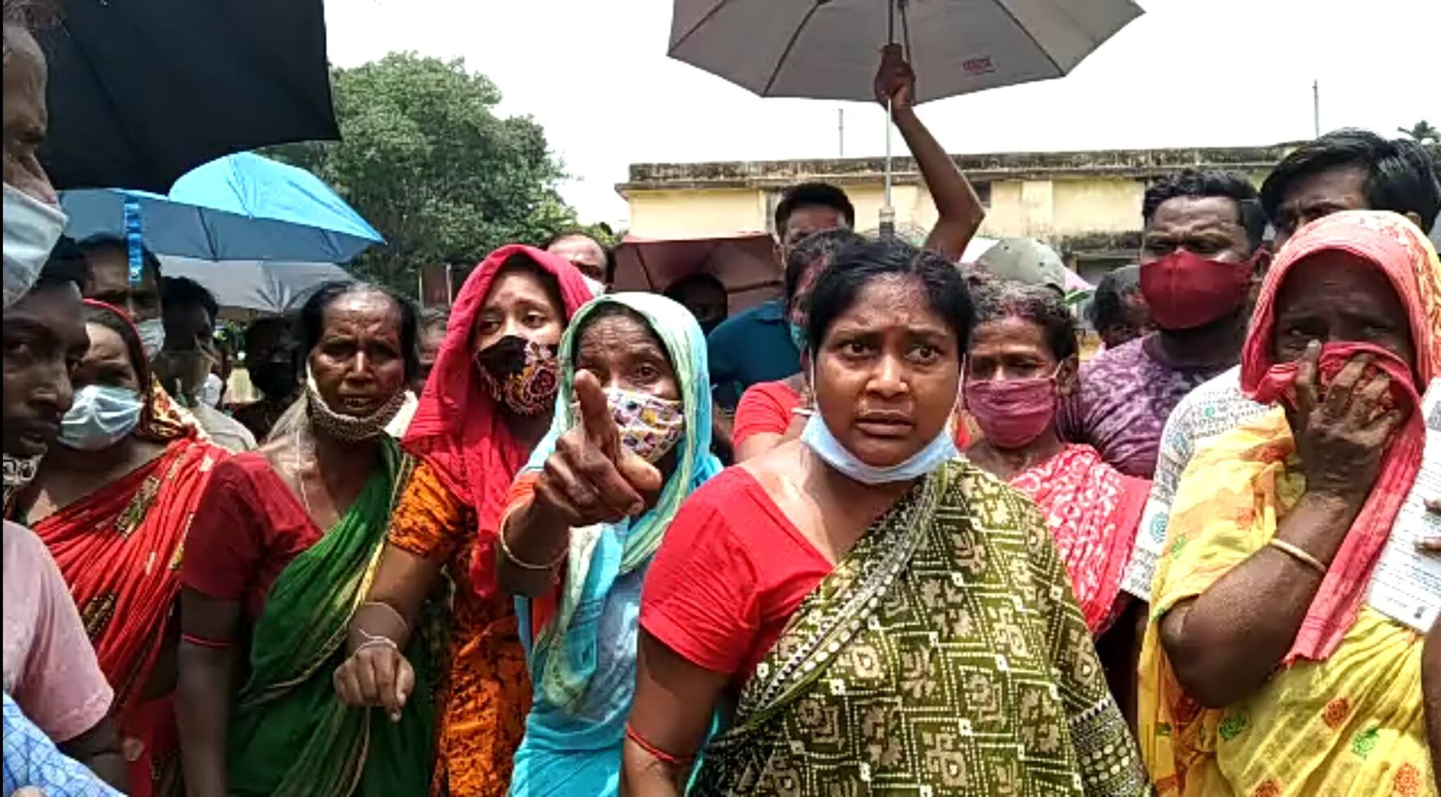 দীর্ঘ লাইনে দাঁড়িয়ে ভ্যাকসিন না মেলায় বিক্ষোভ বোলপুরে