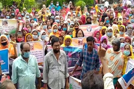 road blocked in Murshidabad in connection with malpractice in abas yojona