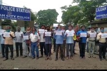 R.S.S কার্যনির্বাহককে মারধরের অভিযোগে প্রতিবাদ লিলুয়া থানার সামনে