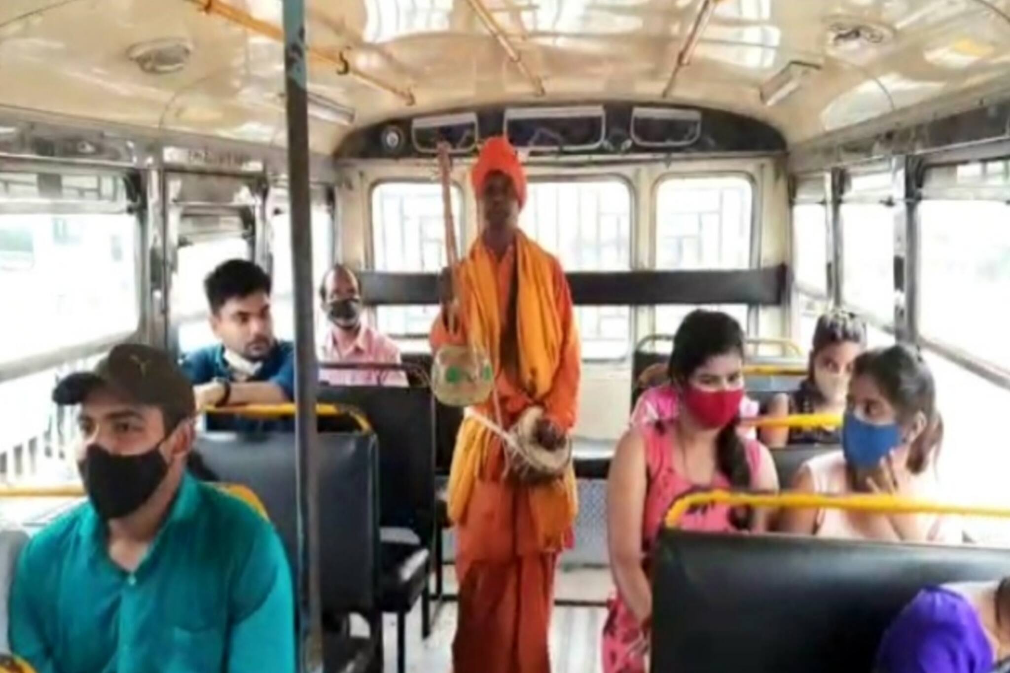 পেট্রোল ডিজেলের মূল্যবৃদ্ধি নিয়ে সুন্দরবনের রাস্তায় ঘুরে প্রতিবাদের গান গাইছেন বাউল শিল্পী