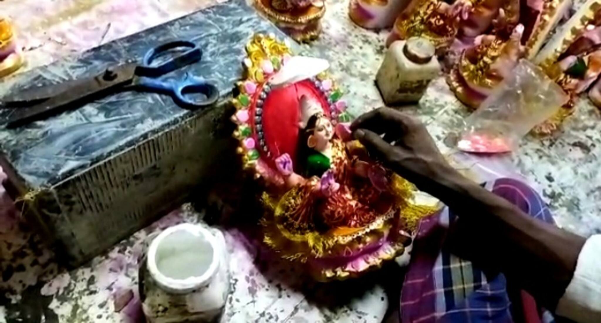 নেই চাহিদা, করোনার পাশাপাশি মূল্যবৃদ্ধির কারণে পুজোর আগেই মাথায় হাত মৃৎশিল্পীদের