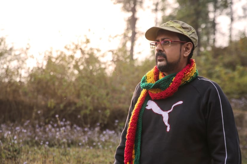 এরই সঙ্গে এক বিচিত্র ডাক্তার রায়চৌধুরী এসে ডেলোয় পৌঁছয়, যার পুরোনো দিনের অস্ত্র সংগ্রহের শখ রয়েছে।    একদিকে গল্পের ভেতরে তৈরি হওয়া ছবির নায়ক, দুই অভিনেত্রীর সঙ্গে ঘনিষ্ঠ হতে থাকে। অন্যদিকে প্রযোজক দয়াল ও সায়রা নামে এক অভিনেত্রীর মধ্যেও কুৎসিত বিবাদ শুরুর হয়।  দুই  নায়িকা, মল্লিকা এবং সায়রার মধ্যে জটিলতা বাড়তে থাকে। সেই রাতেই অস্বাভাবিক মৃত্যু হয় সায়রার। 