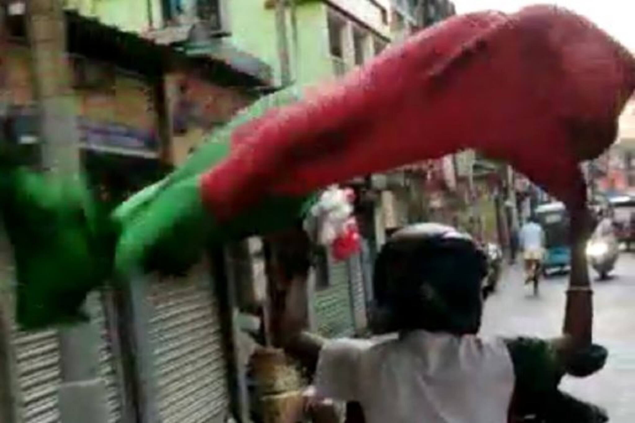 মেঘ ভাঙ্গা বৃষ্টিতেও মোহনবাগান দিবস পালন হাওড়ার সবুজ-মেরুন সমর্থকদের