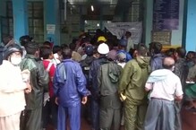 বৃষ্টির জেরে চরম বিশৃঙ্খলা ভ্যাকসিনের লাইনে বৃষ্টির জেরে চরম বিশৃঙ্খলা ভ্যাকসিনের লাইনে