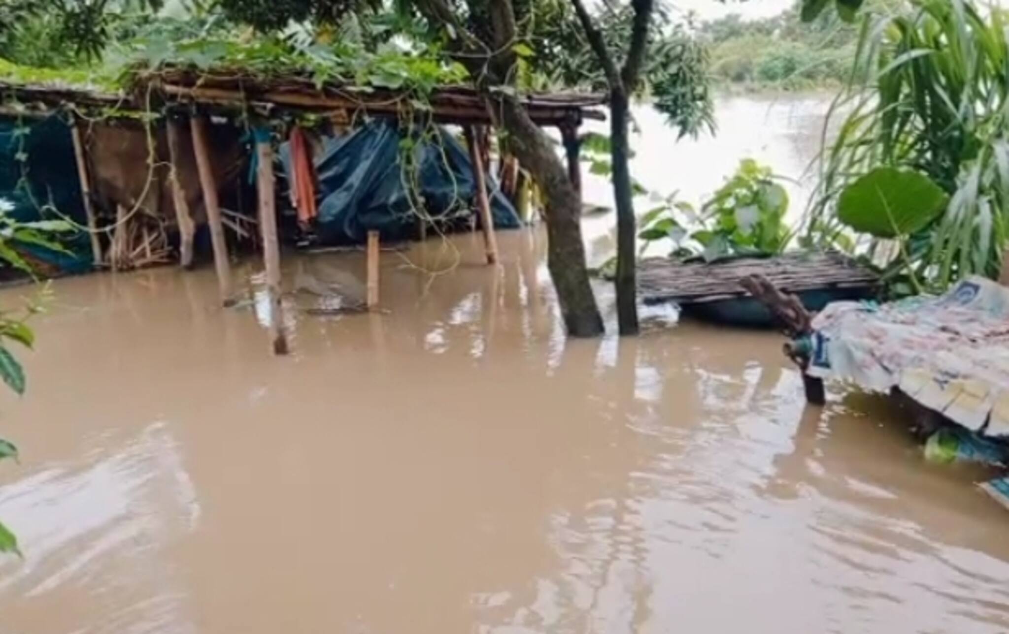 দুর্গাপুরে অপর্যাপ্ত নিকাশি ব্যবস্থা ! জলবন্দি হয়ে দুর্ভোগ মানুষের