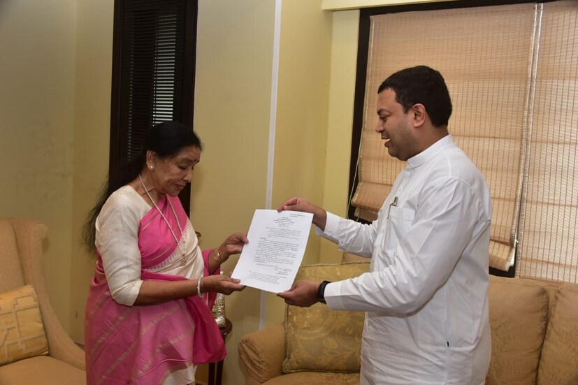 কিংবদন্তি গায়িকা আশা ভোঁসলকে (Asha Bhosle) মহারাষ্ট্র ভূষণ সম্মান ২০২১ (Maharashtra Bhushan Award 2021) প্রদান করা হবে ৷ এই বিষয় নিয়েই আশা ভোঁসলের মুম্বইয়ের লোয়ার (Lower Paral in Mumbai)প্যারেলের বাড়িতে দেখা করেন মহারাষ্ট্রের সাংস্কৃতিক বিষয়ক মন্ত্রী ৷ নিজস্ব ছবি ৷