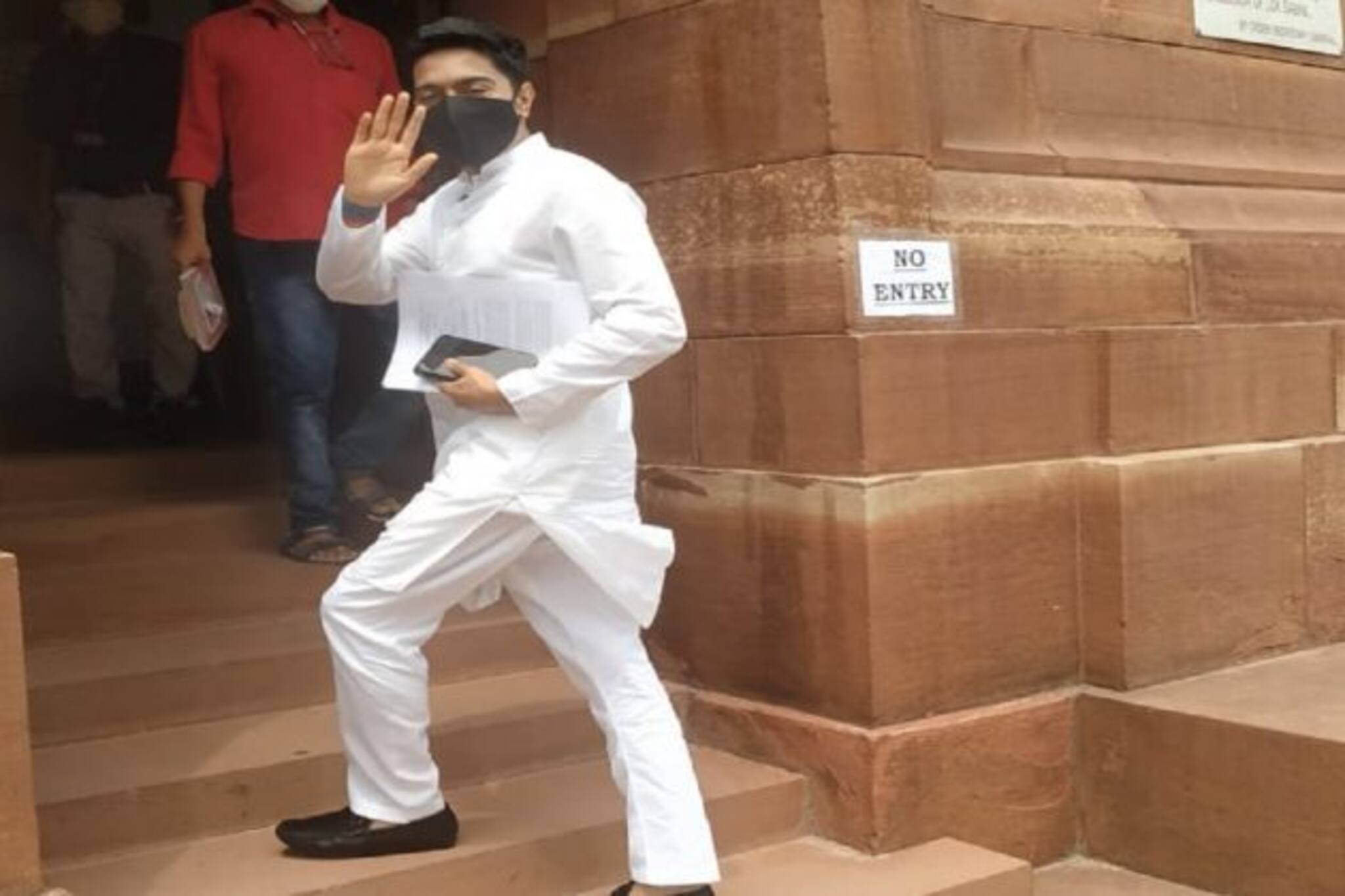 ভিডিও- অভিষেক বন্দ্যোপাধ্যায়ের উপর হামলার প্রতিবাদে বিক্ষোভ সাগরে