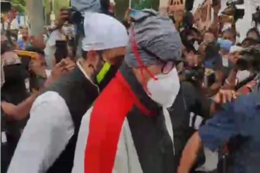 সান্তাক্রুজ কবরস্থানে শেষবার দেখতে গিয়েছিলেন অমিতাভ বচ্চন।