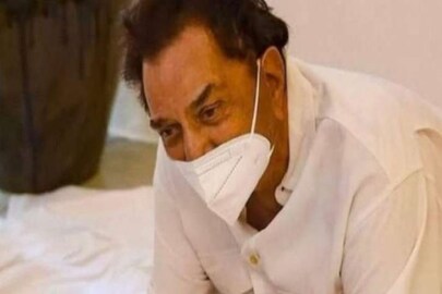 দিলীপ কুমারের শেষশয্যার পাশে ধর্মেন্দ্র।