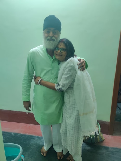  •সেখানে যেমন দেখা গেল প্রয়াত মায়ের সঙ্গে অরিজিতকে, তেমনই মায়ের সঙ্গে বোন বা অরিজিতের বাবার সঙ্গে তাঁর স্ত্রী কোয়েলকেও দেখা গেল৷ 