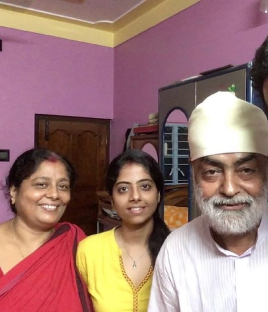 •তবে শুরু হারানো মায়ের ছবি নয়, এদিন পরিবারের সদস্যদের ছবিও তুলে ধরলেন অরিজিত৷ বাবা ও বোনকেও দেখা গেল তাঁর প্রোফাইলে৷ মুর্শিদাবাদের জিয়াগঞ্জনের ছেলে অরিজিৎ সিং৷ মা বাঙালি, বাবা পাঞ্জাবি৷ যদিও পরিবারকে আড়ালে রাখতেই পছন্দ করেন শিল্পী, তবে রবিবাসরীয় দুপুরে নিজের সোশ্যাল মিডিয়া জুড়ে উঠে এল অরিজিতের ফ্যামিলি অ্যালবাম৷ 