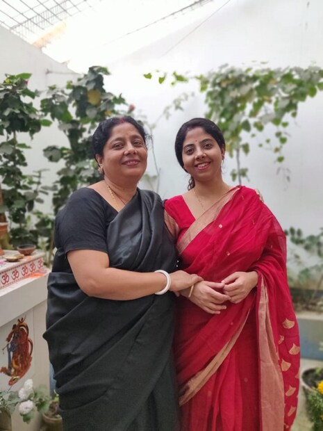 •এরপর রইল স্ত্রী ও সন্তানদের ছবিও৷ অরিজিত-কোয়েলের প্রেম বা বিয়ে কোনও সিনেমার চিত্রনাট্য থেকে কম নয়৷ দু’জনের দ্বিতীয় বিয়ে এটি৷ 