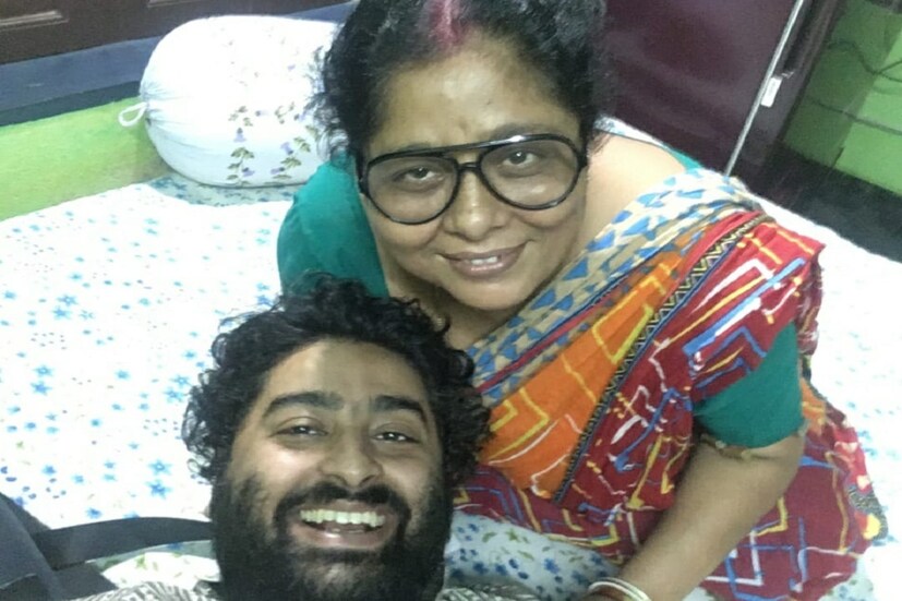 •মে মাসে মাকে হারিয়েছেন গায়ক অরিজিৎ সিং৷ মা অদিতি সিং ছিলেন তাঁর গুরু৷ করোনা আক্রান্ত হয়ে ঢাকুরিয়ার একটি বেসরকারি হাসপাতালে চিকিৎসাধীন ছিলেন তিনি। মৃত্যুকালে বয়স হয়েছিল ৫৭ বছর। 