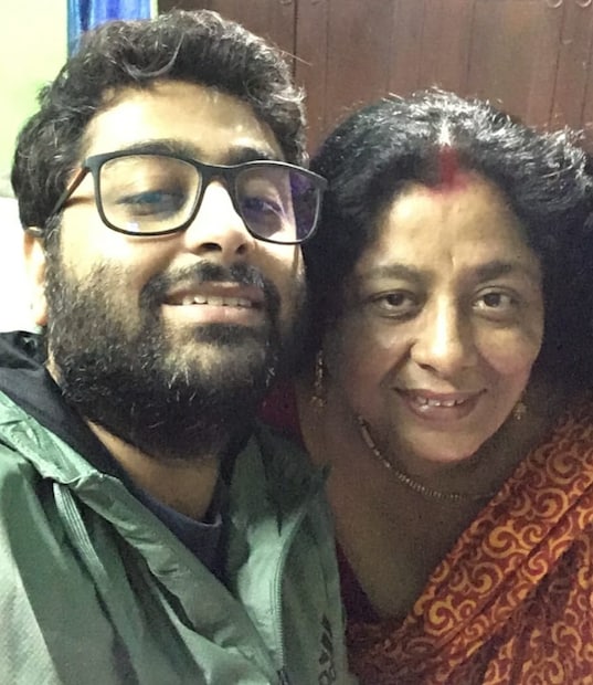 •মাকে হারানোর মাস দুয়েক পর সোশ্যাল মিডিয়ায় পোস্ট করলেন মায়ের সঙ্গে তাঁর ছবি৷ এবং মা যে তাঁর গুরু, সে কথা লিখছেন বলিউডের অত্যন্ত জনপ্রিয় সঙ্গীতশিল্পী৷ একই সঙ্গে মায়ে কোলে কখনও মাথা রেখে বা মাকে জড়িয়ে অরিজিতের ছবি মন ছুঁয়েছে নেটিজেনদের৷ 