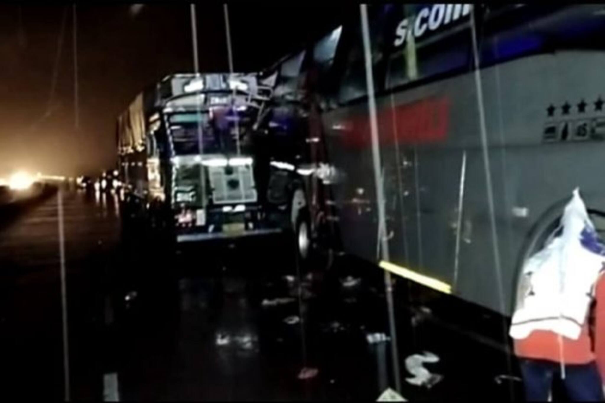 মাঝরাতে বাস-ট্রাকের সংঘর্ষ! উত্তর প্রদেশের বারাবাঙ্কিতে ভয়াবহ দুর্ঘটনায় মৃত ১৮