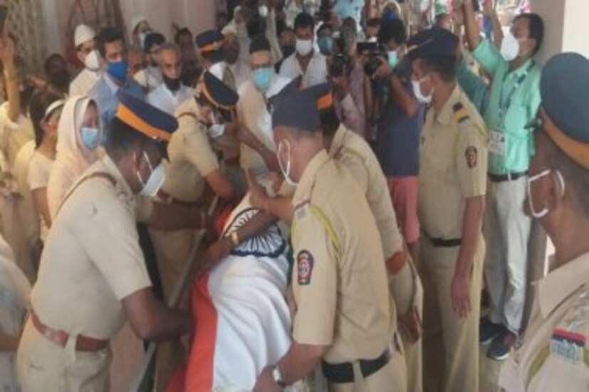 জাতীয় পতাকা দিয়ে দিলীপ কুমারের দেহ ঢেকে দেওয়া হয়েছিল।