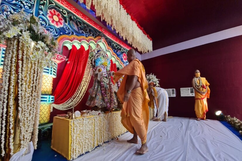 সেখানেই উল্টোরথ অবধি বিরাজ করবেন এই তিন দেবদেবী। এদিন সকাল সাড়ে ১১টা নাগাদ মুখ্যমন্ত্রী মমতা বন্দ্যোপাধ্যায়ের (Mamata Banerjee) তরফে এখানে ভোগ এসে পৌঁছয়। মুখ্যমন্ত্রীর (Chief Minister) নামে একটি আরতিও হয়। সেই ভোগ নিবেদনের পর সাড়ে ১২টা নাগাদ বেরোয় গাড়ি।