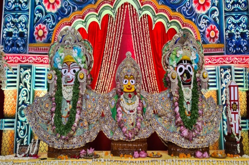 কলকাতায় প্রতি বছর মহা ধূমধামে রথযাত্রা পালন করে এসেছে ইসকন (ISCON) কর্তৃপক্ষ। এবছর ৫০ বছরে পদার্পণ করল এই রথযাত্রা উৎসব। তবে করোনাকালে উৎসব হচ্ছে না। প্রতি বছর জগন্নাথদেব, বলভদ্রদেব ও সুভদ্রার তিনটি আলাদা আলাদা রথ থাকে। কিন্তু এবছর সেই সিদ্ধান্তে বদল এসেছে। 