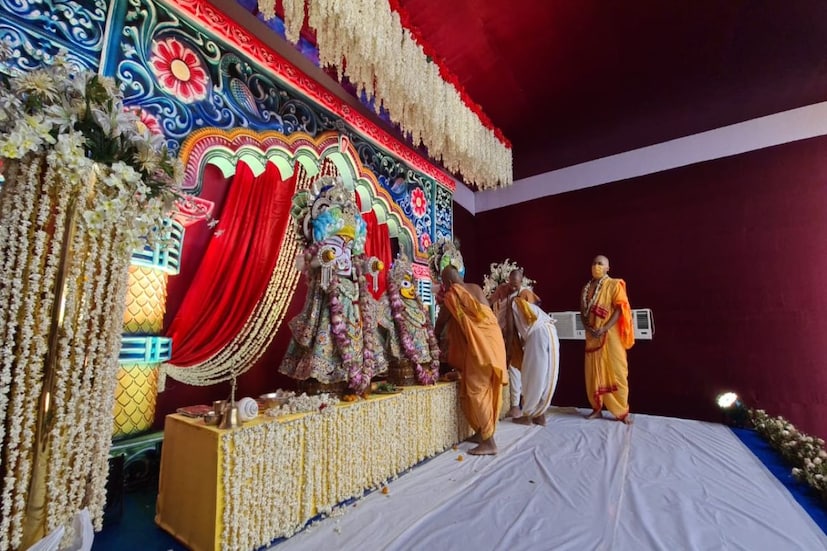 আমেরিকা থেকে হনুমানজি বেলুন ও আরও অনেক আকর্ষণীয় বস্তু আনার প্রস্তুতিও নিচ্ছিলেন ভক্তরা। কিন্তু এ বার সব পরিকল্পনাই বাতিল করতে হয়েছে। কোভিডের দ্বিতীয় তরঙ্গের ধ্বংসাত্মক চেহারা দেখেই সে সব বাতিল করা হয়েছে।