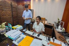 স্মার্টফোন বিসর্জন মন্ত্রী, পেগাসাসে ক্ষুব্ধ বনমন্ত্রী ফিরলেন কি প্যাড ফোনে