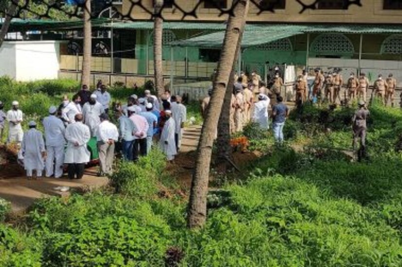 রাষ্ট্রীয় মর্যাদায় শেষশ্রদ্ধা জানানো হয় দিলীপ কুমারকে।