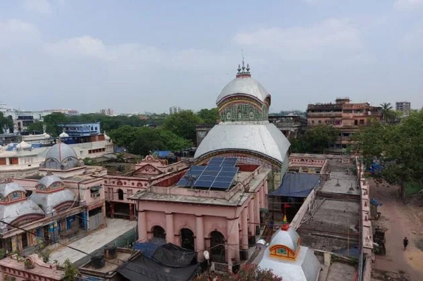 গত ২২ জুন কালীঘাট মন্দির খুলে দেওয়া হয়েছিল। তবে গর্ভগৃহে প্রবেশ নিষিদ্ধ ছিল। এবার সেই বাধা উঠল।