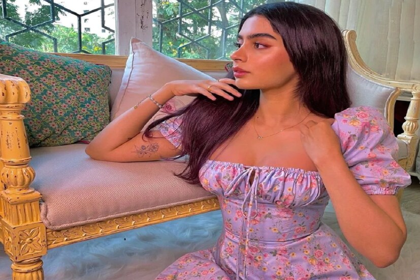 বেশিরভাগ সময়েই খুশি কাপুর তাঁর হট ছবি শেয়ার করে থাকেন সোশ্যাল মিডিয়ায় ৷ মাঝে মধ্যেই খবর আসে খুব তাড়াতাড়ি খুশি কাপুর বলিউডে এন্ট্রি নেবেন ৷ ছবি সৌজন্যে ইনস্টাগ্রাম ৷