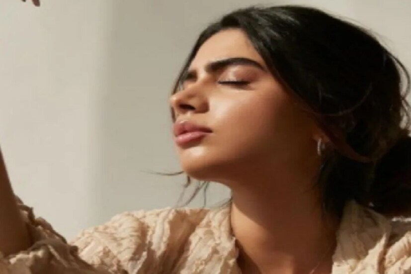 সম্প্রতি খুশি কাপুর  (Khushi Kapoor) তাঁর বেশ কিছু সুন্দর ছবি ইনস্টাগ্রামে (Instagram) শেয়ার করেছেন ৷ বন্ধুবান্ধব ও ভক্তরা নিজেদের আটকে রাখতে পারেননি ৷ ছবি সৌজন্যে ইনস্টাগ্রাম ৷