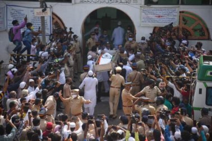 দিলীপ কুমারের শেষযাত্রায় অংশ নিয়েছিলেন তাঁর অসংখ্য অনুরাগী, সহকর্মী, বন্ধু ও পরিবারের সদস্যরা।