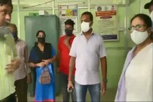 উপনির্বাচনের আগে ভবানীপুরে জনসংযোগ? হঠাৎ টিকাকরণ কেন্দ্রে হাজির মমতা উপনির্বাচনের আগে ভবানীপুরে জনসংযোগ? হঠাৎ টিকাকরণ কেন্দ্রে হাজির মমতা