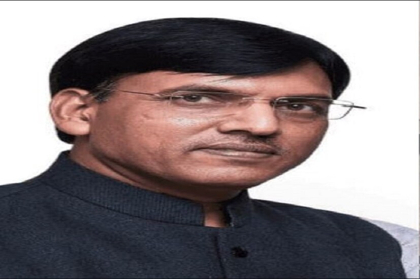  রেল মন্ত্রকের দায়িত্ব থেকে সরানো হল পীযূষ গয়ালকে৷ তাঁর জায়গায় নতুন রেলমন্ত্রী হলেন অশ্বিনী বৈষ্ণব৷ আইটি এবং কমিউনিকেশনস মন্ত্রকের দায়িত্বও পেয়েছেন তিনি৷ ওড়িশা থেকে নির্বাচিত রাজ্যসভার সাংসদ এবং প্রাক্তন এই আমলাকে গুরুত্বপূর্ণ দায়িত্ব দেওয়া হল কেন্দ্রীয় মন্ত্রিসভায়৷ 