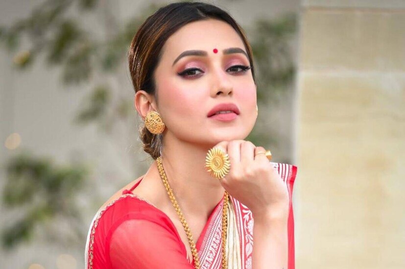 করোনা আক্রান্ত হয়েছেন মিমি চক্রবর্তী। বিগত কয়েকদিন বাড়ির বাইরে বেরোননি বা কোনও ভিড়েও সামিল হননি। তবুও পজিটিভ এসেছে তাঁর রিপোর্ট। এছাড়া বেশ কিছু উপসর্গ আছে তাঁর। যার ফলে করোনা বেশ কাবু করেছে মিমিকে। বুধবার টুইট করে জানিয়েছেন মিমি। 