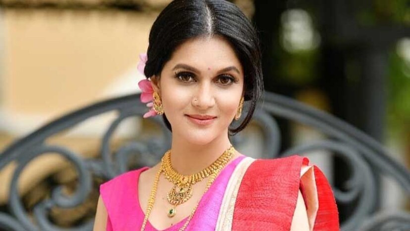 এর মধ্যেই কলকাতায় কয়েকদিন আগেই পা রেখেছেন রাফিয়াত রাশিদ মিথিলা এবং মেয়ে আয়রা। সম্প্রতি চোখে অস্ত্রোপচার হয়েছে ছোট্ট আয়রার। হাসপাতাল থেকে মেয়েকে নিয়ে কলকাতার বাড়ি পৌঁছেছেন সৃজিত মুখোপাধ্যায়। সেই ছবিও পোস্ট করেছিলেন তাঁরা নেট মাধ্যমে। মিথিলা এরপরেই আজ ছবি পোস্ট করেছেন মিথিলা ও আয়রার ভ্রমণকাহিনী মূলক বই প্রকাশ নিয়েও। 