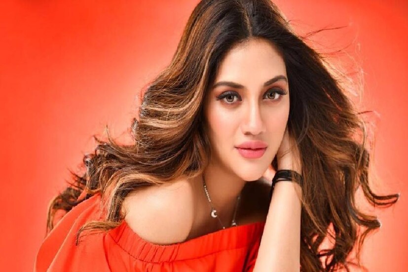তবে কফির সঙ্গীও ছিলেন একজন। তাঁর সঙ্গে কথোপকথনেও ভালো হয়েছে নুসরতের মন। তবে তিনি কে, তা পরিষ্কার করে বলেননি। 