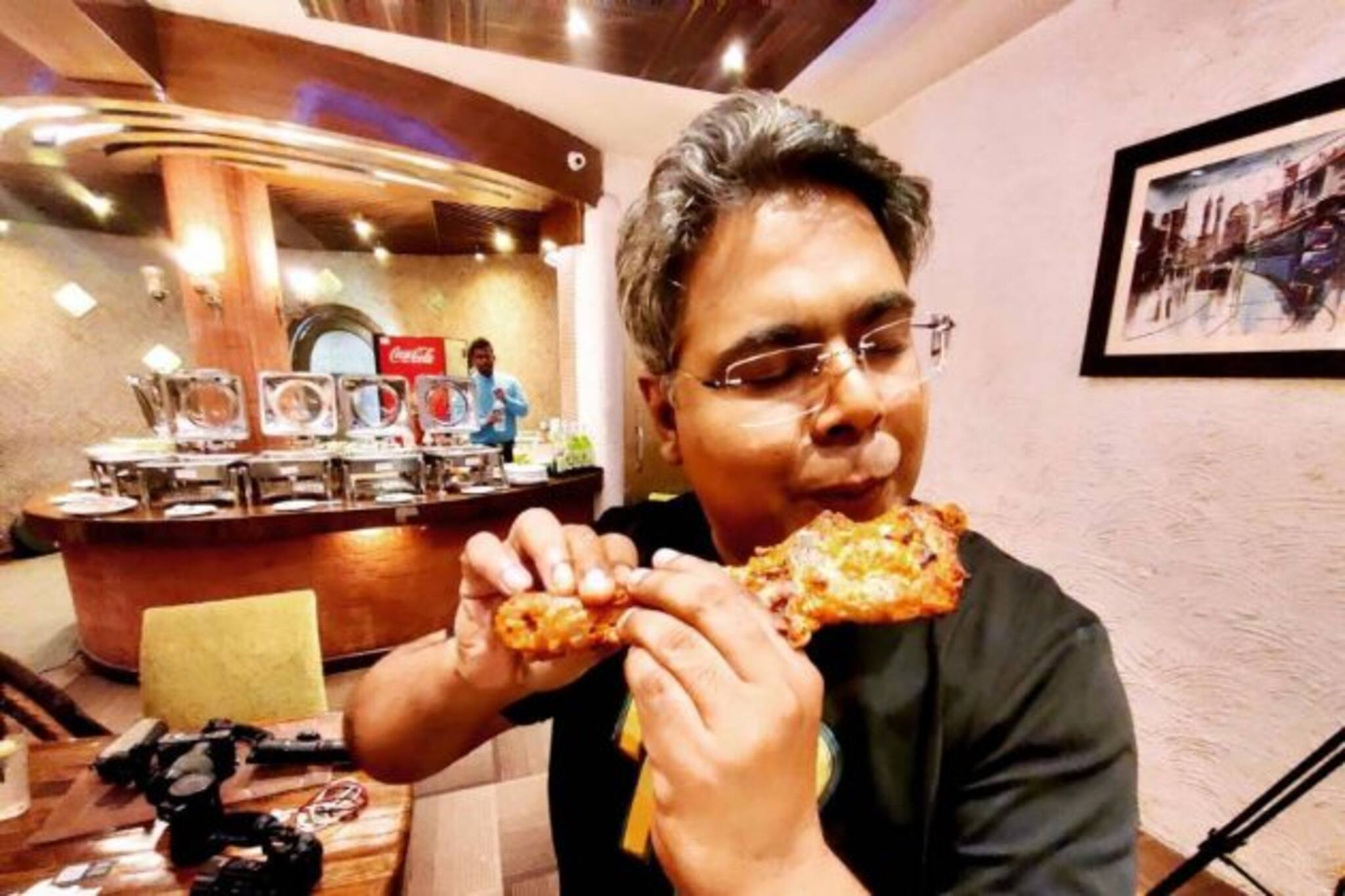 বাহুতে অদৃশ্য উল্কি থেকে প্রিয় বুড়োবুড়ির সঙ্গে চা, মীরের পোস্টে বুঁদ নেটিজেনর