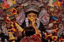 তৃতীয় তরঙ্গের অশনিসঙ্কেতে দুর্গাপুজো হবে? কী বলছেন শারদোৎসবের নেপথ্য কারিগররা?