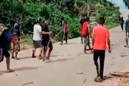 কাছাড় জেলায় লাইলাপুরে পুলিশ-জনতা সংঘর্ষ, ছবি-পিটিআই