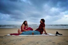 দীর্ঘ বিরহের পর দেখা! বালিতে চাদর পেতে প্রেম করলেন তারকা দম্পতি