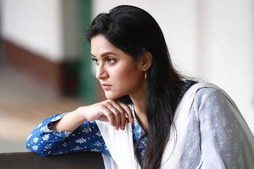 বাংলাদেশ থেকে ভারতে এসেছেন মিথিলা ৷ দীর্ঘ দিন পর দেখা হয়েছে স্বামী সৃজিতের সঙ্গে ৷ সম্প্রতি কলকাতায় মিথিলার মেয়ে আয়রার চোখে অস্ত্রোপচারও করা হল ৷