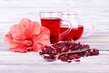 উজ্জ্বল ত্বক ও ঘন চুল পেতে জুড়িহীন জবাফুল চা