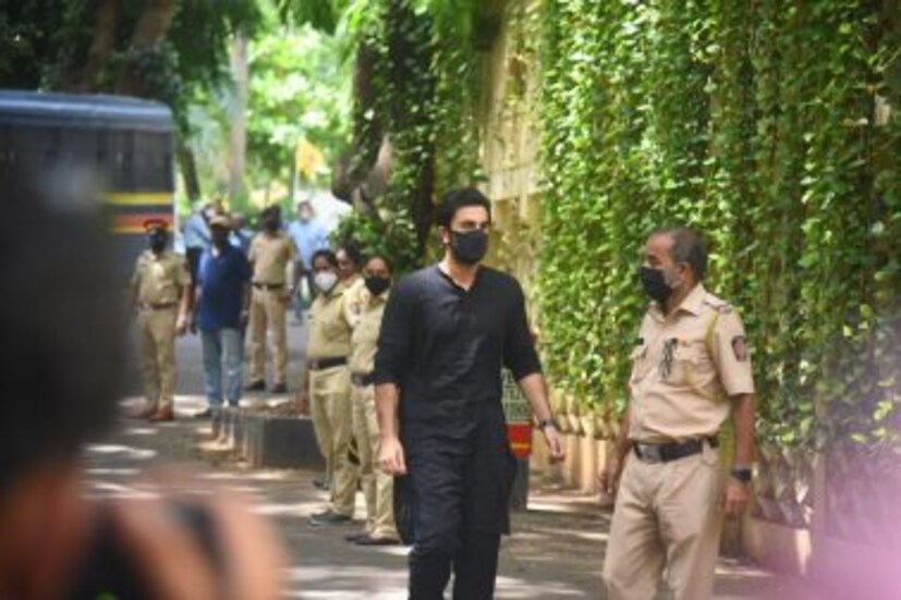 বান্দ্রার বাড়িতে গিয়ে দিলীপ কুমারকে শেষ সম্মান জানান রণবীর কাপুর।