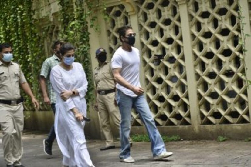 নিঃসন্তান দিলীপ কুমার ও সায়রা বানু শাহরুখ খানকে নিজের সন্তানের মতোই স্নেহ করতেন। এদিন শেষবার দিলীপ সাবকে দেখতে গিয়েছিলেন শাহরুখ খান।