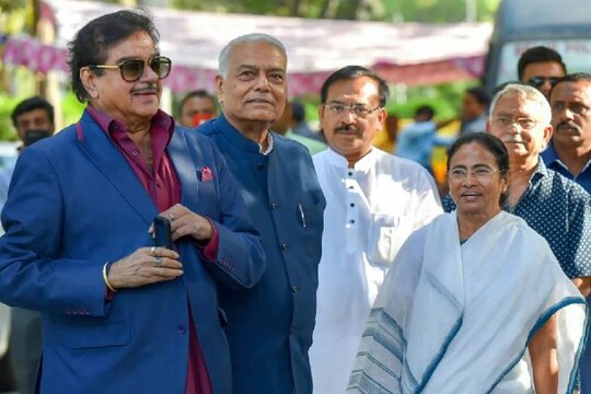 একুশে জুলাইতেই তৃণমূলে শত্রুঘ্ন? Photo- File