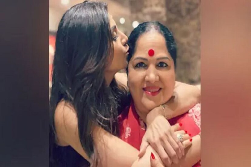 পুলিশ সূত্রে জানা গিয়েছে, ‘আইওসিস ওয়েলনেস সেন্টার’ নামে একটি সংস্থা চালাতেন অভিনেত্রী শিল্পা শেট্টি। উত্তরপ্রদেশের নানা জায়গায় ওই সংস্থার শাখাও রয়েছে। এই সংস্থার চেয়ারম্যান শিল্পা নিজে এবং তাঁর মা ডিরেক্টর। শিল্পা ও তাঁর মায়ের বিরুদ্ধে অভিযোগ, আরও একাধিক জায়গায় কোম্পানির শাখা খোলার নামে বহু মানুষের থেকে কোটি কোটি টাকা নিয়েছিলেন তাঁরা।