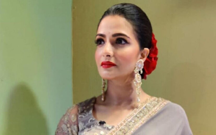 অন্য দিকে রাজনৈতিক কেরিয়ারের বাইরে ছবির কাজে ফের ব্যস্ত নায়িকা। রাজর্ষি দে-র (Raajhorshee De) আসন্ন দুই ছবিতে তাঁকে দেখা যাবে। ওই সিনেমা দু'টি হল আবার কাঞ্চনজঙ্ঘা (Abbar Kanchenjungha) এবং মায়া (Maya)।
