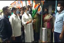 দলীয় পতাকা উত্তোলন করে শহিদ দিবস পালন করল রাজ্যের কারা মন্ত্রী উজ্জ্বল বিশ্বাস দলীয় পতাকা উত্তোলন করে শহিদ দিবস পালন করল রাজ্যের কারা মন্ত্রী উজ্জ্বল বিশ্বাস