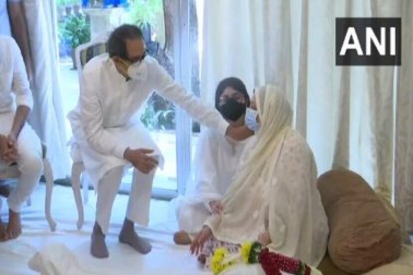 দিলীপ কুমারকে শেষ দেখা দেখতে তাঁর বান্দ্রার বাড়িতে যান মহারাষ্ট্রের মুখ্যমন্ত্রী উদ্ধব ঠাকরে। উদ্ধবের সঙ্গেই গিয়েছিলেন আদিত্য ঠাকরে।