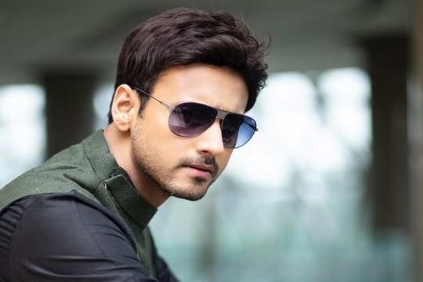 *যশ-নুসরত জাহানের(Nusrat Jahan) প্রেম নিয়ে গুঞ্জনের শেষ নেই। যদিও বিষয়টি নিয়ে কখনও মুখ খোলেননি যশ দাশগুপ্ত(Yash Dasgupta) । কিন্তু যশ মুখ না খুললেও অবশ্য তাতে সিলমোহর দিয়েছিলেন সাংসদ-অভিনেত্রী। আর এসবের মধ্যেই উঠে আসে আরও একটি চাঞ্চল্যকর খবর। নুসরত মা হতে চলেছেন। সংগৃহীত ছবি। 